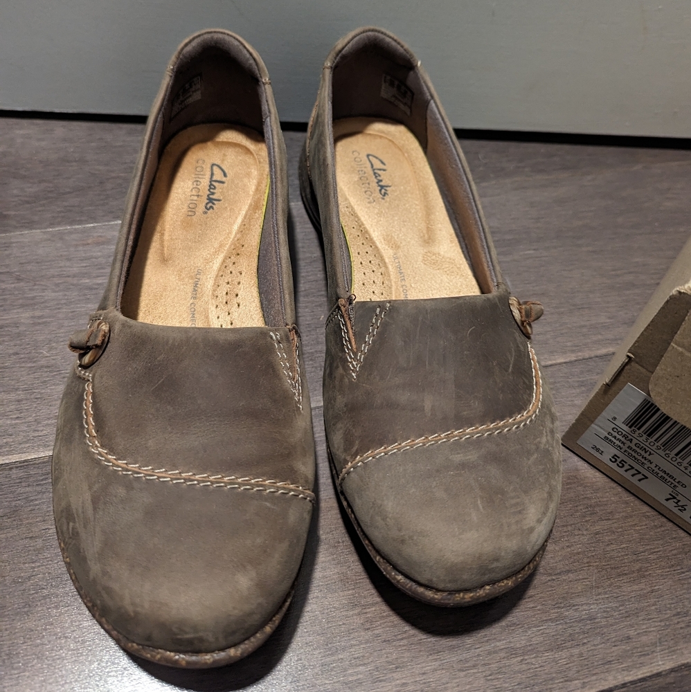Like New Clarks w/box